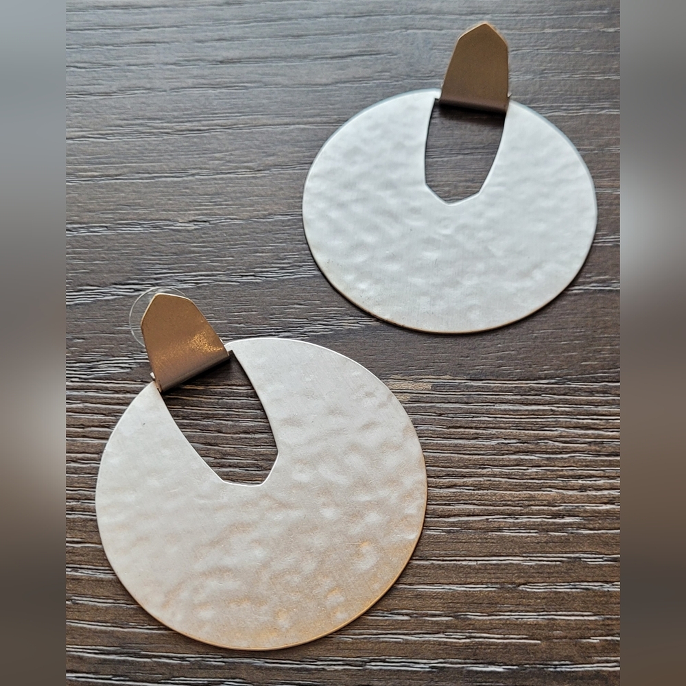 KENDRA SCOTT Didi Statement Earrings in Silver Tone Round Hammered Disk + Pouch